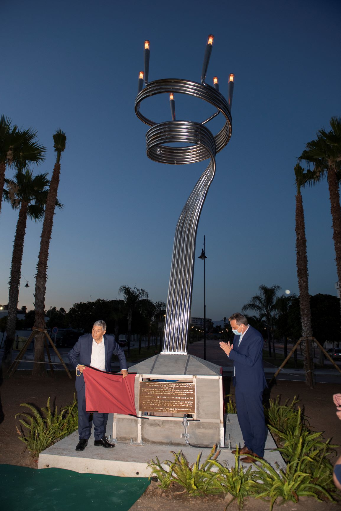Avner Shalev durante la develación de una placa en su honor al pie de la Menorá de Yad Vashem junto al alcalde de la ciudad de Torremolinos el Sr. D. José Ortiz García